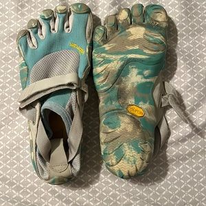 Vibrams toe shoe for water